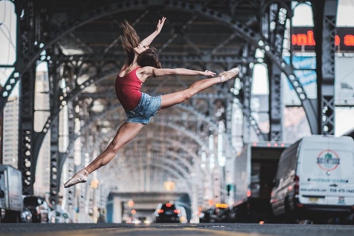 20 нереально крутых портретов танцоров балета, тренирующихся на улицах Нью-Йорка