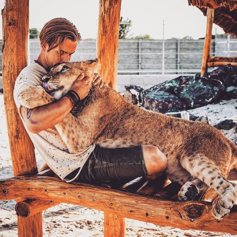 Швейцарец бросил престижную работу, продал все и уехал в Африку спасать животных