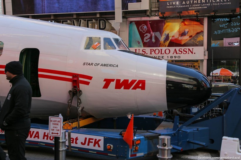 Что делает большой пассажирский авиалайнер в центре Нью-Йорка