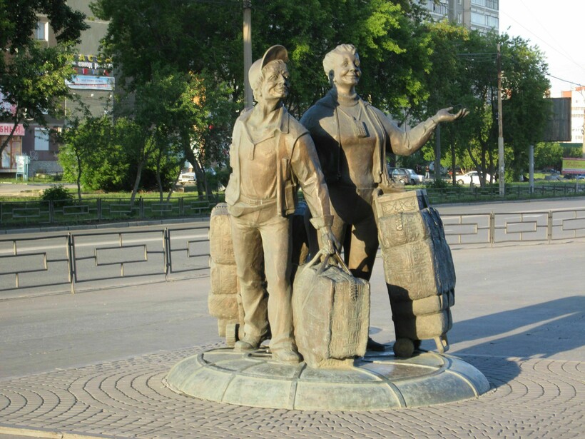 Памятник челнокам в Екатеринбурге