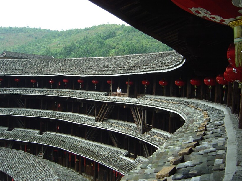 Поразительные круглые многоквартирные дома из земли в Китае, которые стоят столетиями