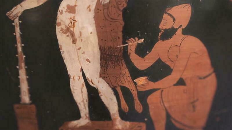 Скульптор раскрашивает свою статую. Рисунок на древнегреческой вазе. Фото: edition.cnn.com