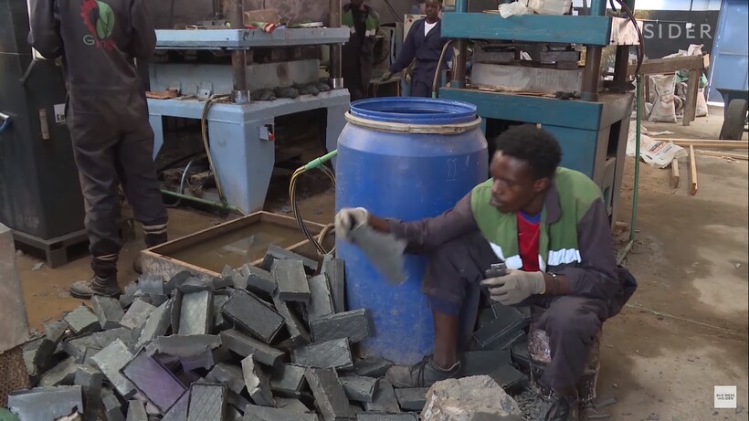 Видео: Как молодая изобретательница делает суперпрочные кирпичи из мусора